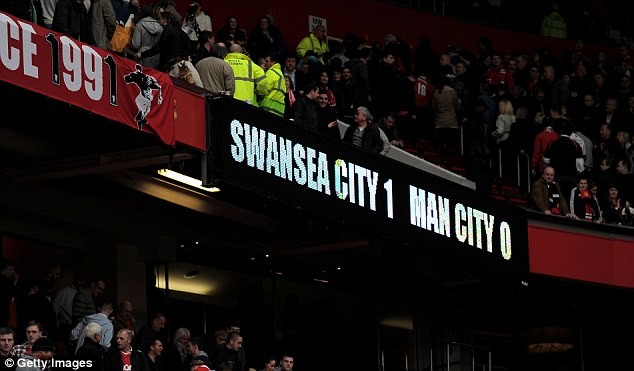 Vòng 28. Swansea 1 City 0: Thất bại thứ tư của Man City kể từ đầu mùa khiến họ bị M.U vượt lên trước với 1 điểm nhiều hơn.